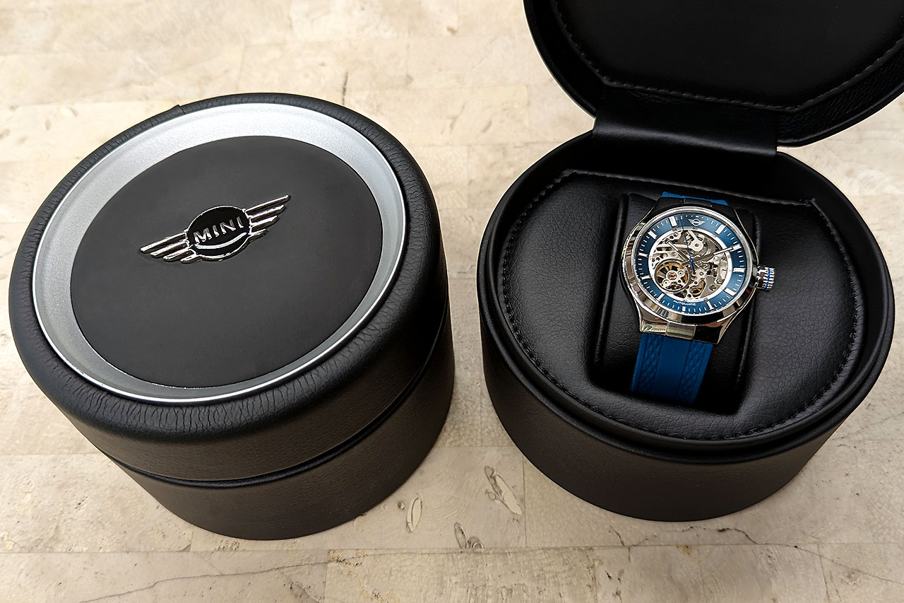 ミニクーパーの純正ステアリングをイメージしたウォッチボックス