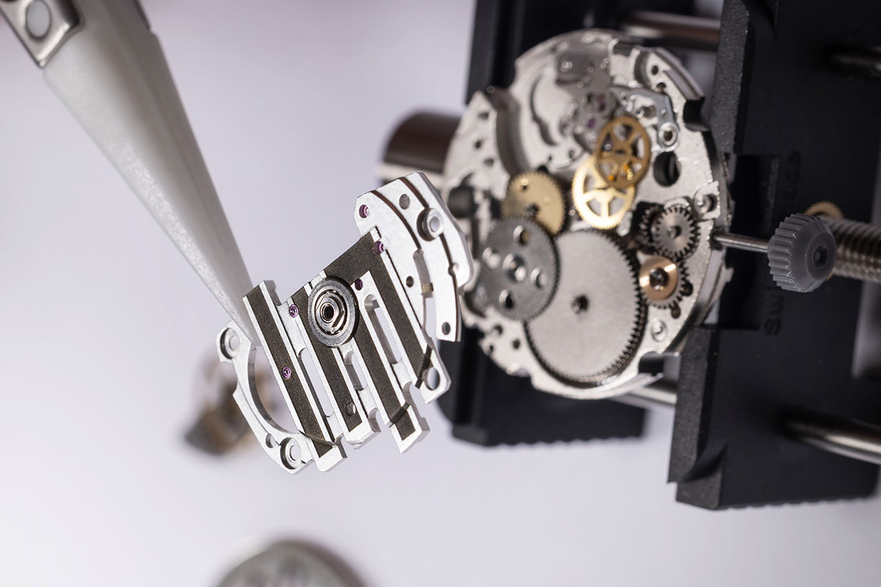 lip-atelier-02 LIPの新しい自社製自動巻ムーブメント R26